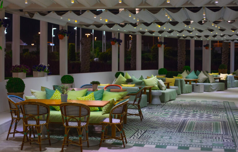 sala-restaurante-muebles-colores-vivos-ventanas-panoramicas